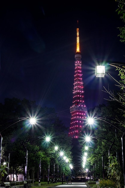 Photo low angle view of illuminated building against sky at night