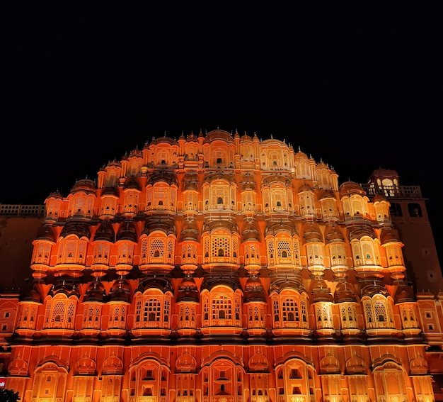 Foto vista a basso angolo di un edificio illuminato contro il cielo di notte