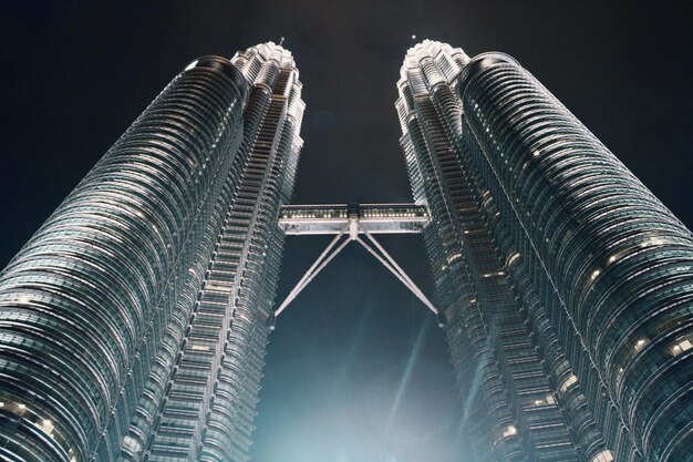 Foto vista a basso angolo di un edificio illuminato contro il cielo di notte