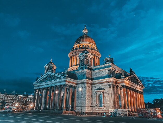 Photo low angle view of illuminated building against sky at night