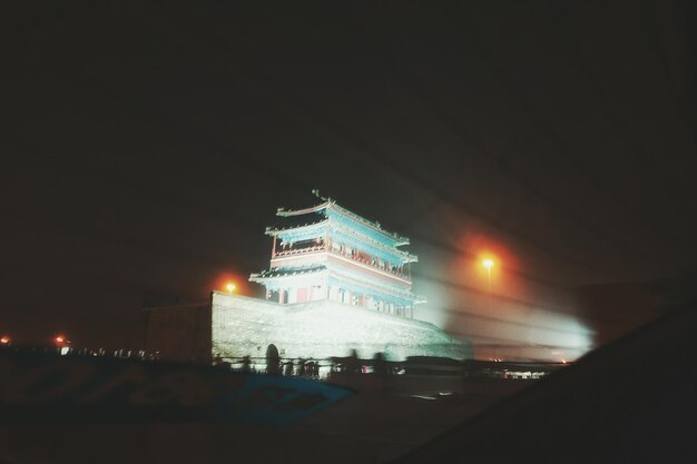 Foto vista ad angolo basso di un edificio illuminato di notte