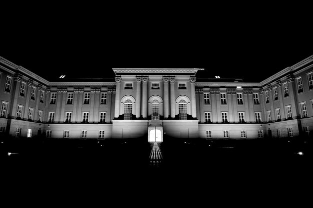 Photo low angle view of illuminated building at night