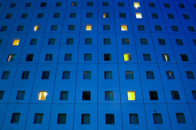 Foto vista ad angolo basso di un edificio illuminato di notte