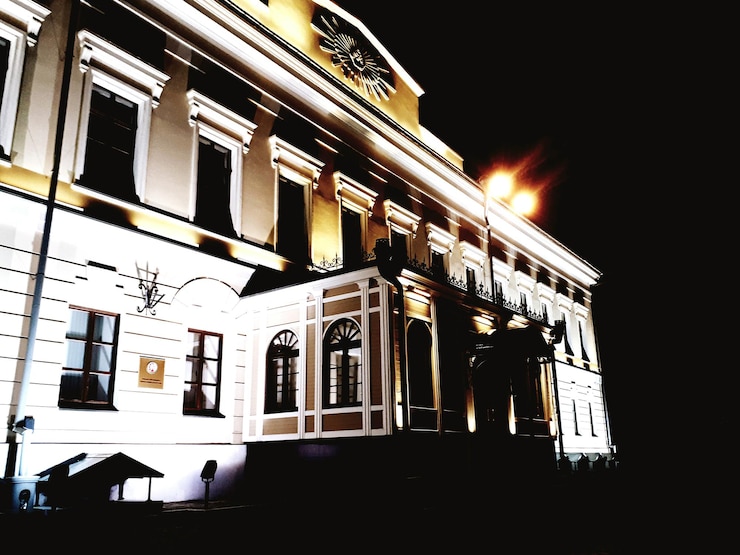 Photo low angle view of illuminated building at night