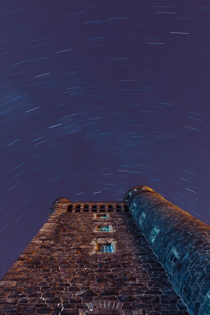 Foto vista ad angolo basso di un edificio illuminato