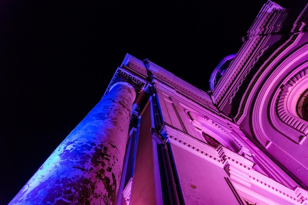 Foto vista ad angolo basso di un edificio illuminato