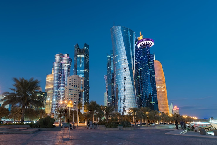 Photo low angle view of illuminated buildings against blue sky