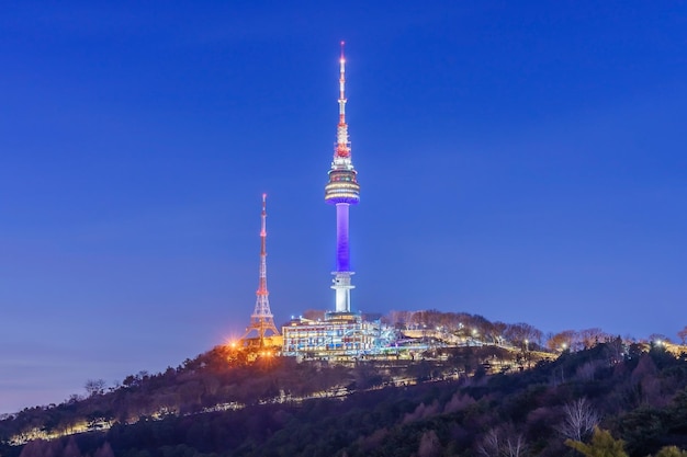 青い空を背景に照らされた建物の低角度のビュー
