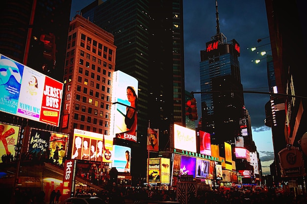 Photo low angle view of illuminated buildings against sky at night