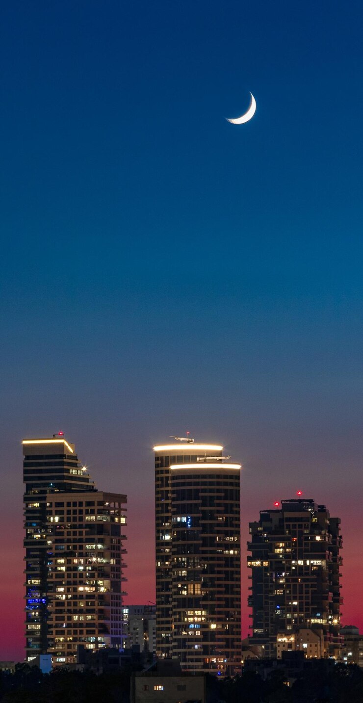 Photo 低角度的照明建筑物在夜晚的天空