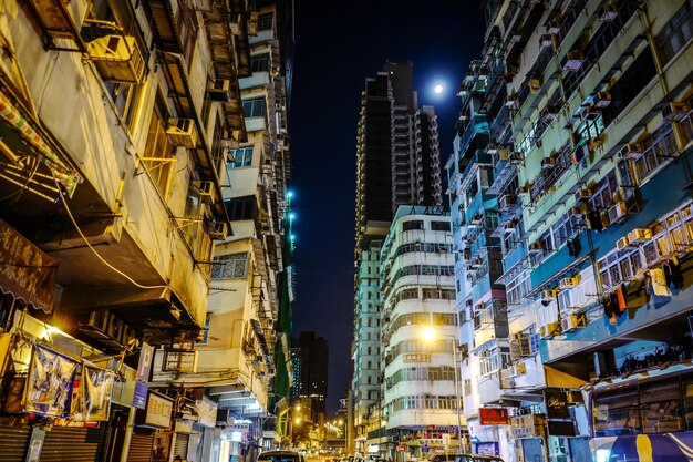 Photo low angle view of illuminated buildings against sky at night