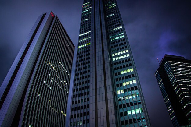 Photo low angle view of illuminated buildings against sky at night