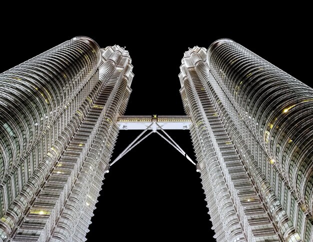 夜の空に照らされた建物の低角度の景色