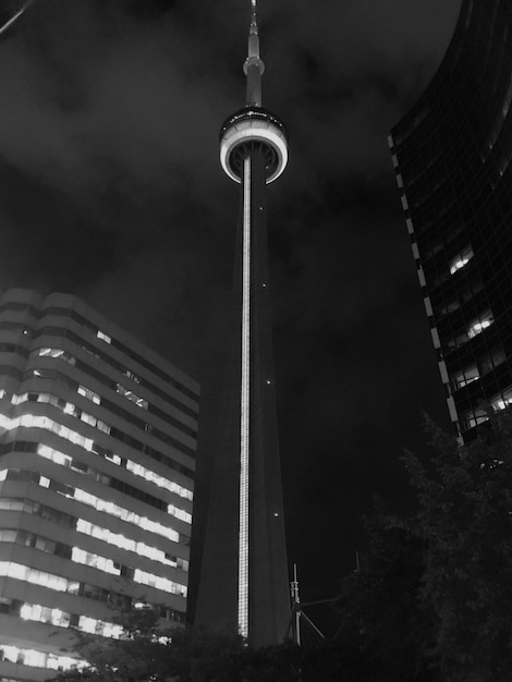 Photo low angle view of illuminated buildings against sky at night