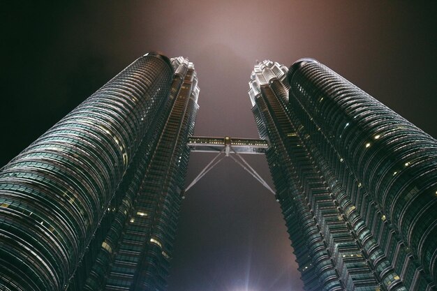 Foto vista a basso angolo di edifici illuminati contro il cielo notturno