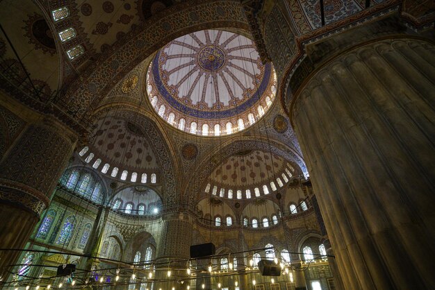 Photo low angle view of illuminated cathedral in city blue mosque istanbul