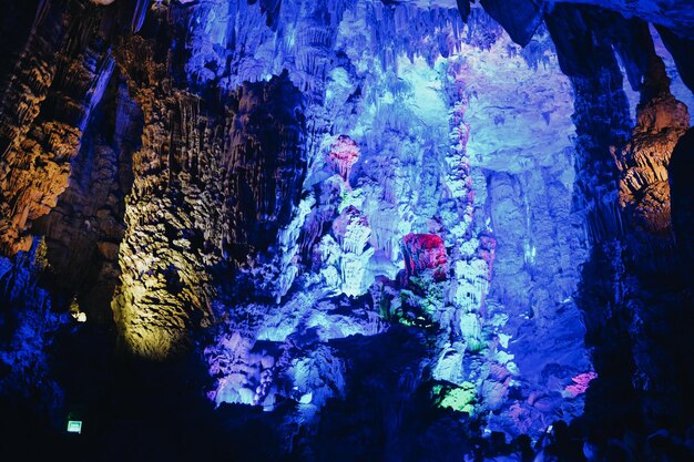 Foto vista a basso angolo della grotta illuminata