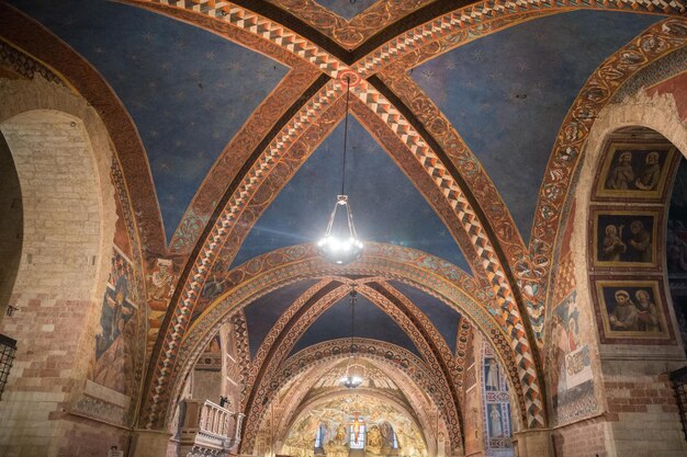 Foto vista a basso angolo del soffitto illuminato dell'edificio