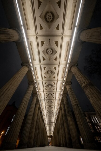 Foto vista a basso angolo del soffitto illuminato dell'edificio