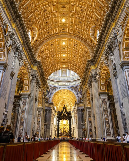 Foto vista a bassa angolazione del soffitto illuminato della basilica di san pietro