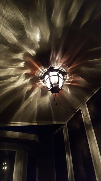 Foto vista a basso angolo del soffitto illuminato