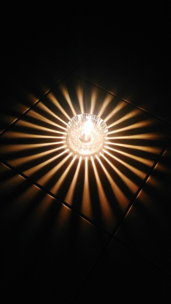 Foto vista a basso angolo di un lampadario illuminato sul soffitto