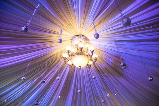 Photo low angle view of illuminated chandelier hanging