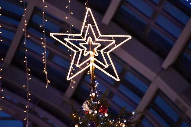 Photo low angle view of illuminated christmas lights hanging on ceiling