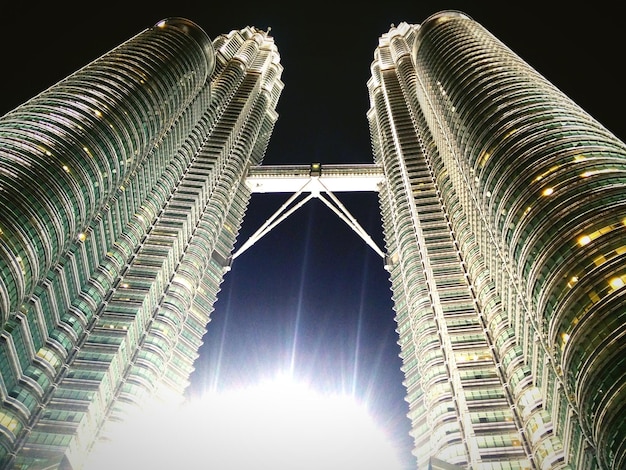 Foto vista a basso angolo della città illuminata contro il cielo notturno