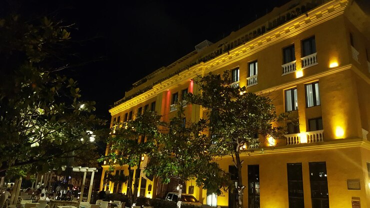 Photo 夜間照明城市的低角度視角