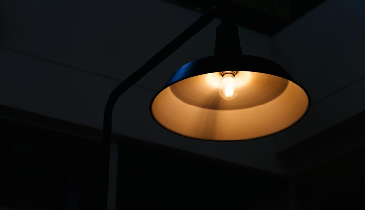 Photo 照明されている電気ランプの低角度の視点