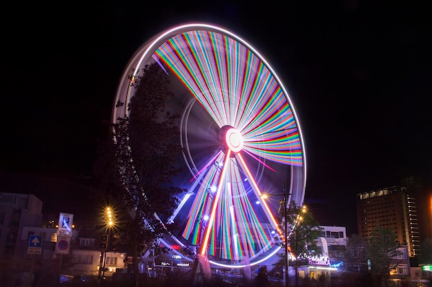 Foto vista a basso angolo della ruota panoramica illuminata contro un cielo limpido di notte