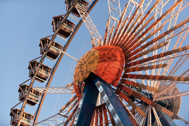 Photo low angle view of illuminated ferris wheel against clear sky