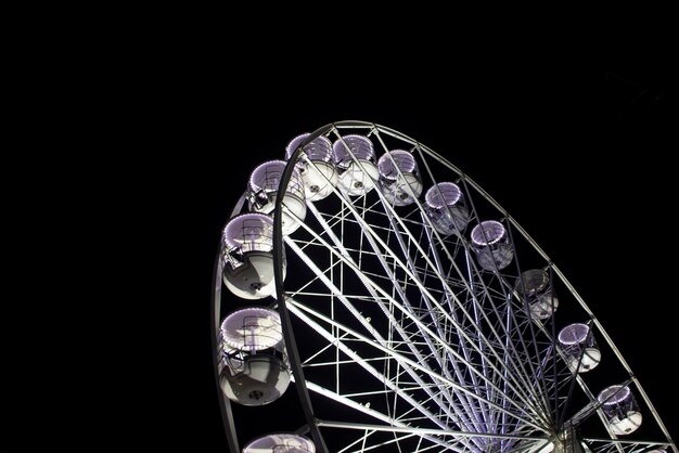 Photo low angle view of illuminated ferris wheel against sky at night