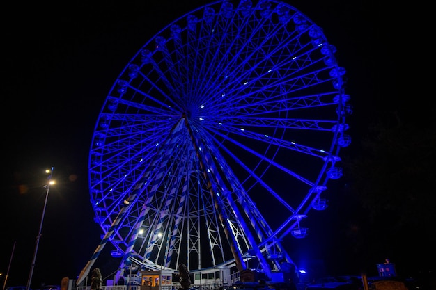 Photo low angle view of illuminated ferris wheel against sky at night