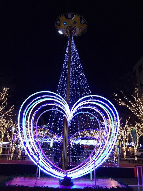 Photo low angle view of illuminated ferris wheel at night