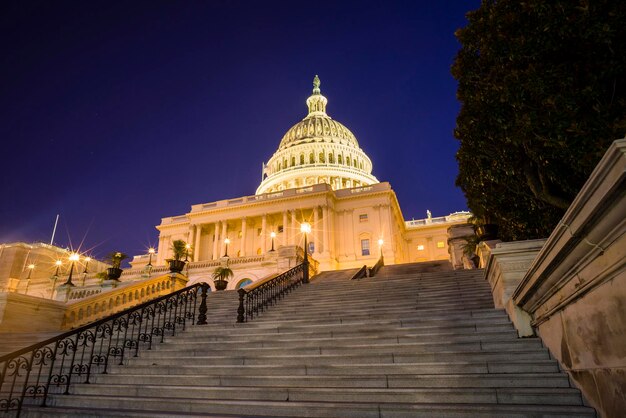 Photo low angle view of illuminated historic building against sky at night