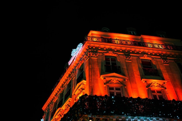Foto vista a basso angolo di un edificio storico illuminato contro il cielo notturno