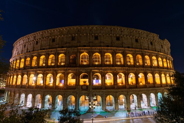 Foto vista a basso angolo di un edificio storico illuminato contro il cielo notturno