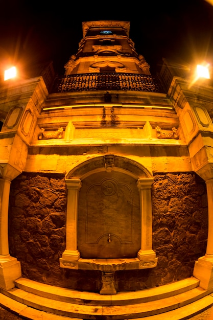 Foto vista ad angolo basso di un edificio storico illuminato