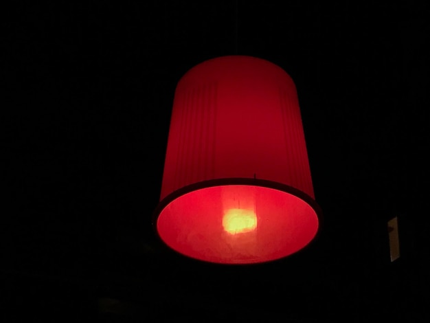 Photo low angle view of illuminated lamp against clear sky at night