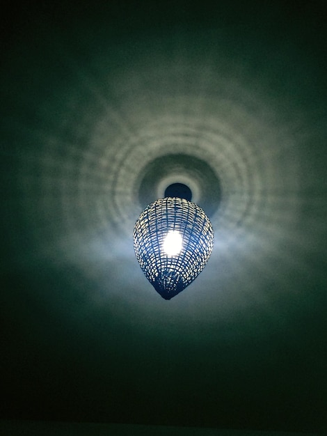 Photo low angle view of illuminated lamp on ceiling