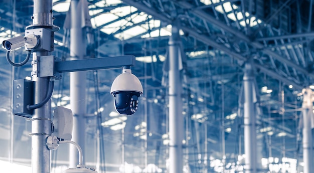 Foto vista a basso angolo di una lampada illuminata appesa al soffitto