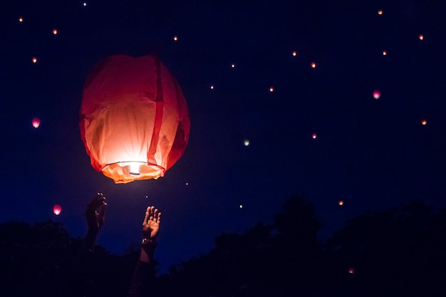 夜空を背景に照らされたランタンの低角度のビュー