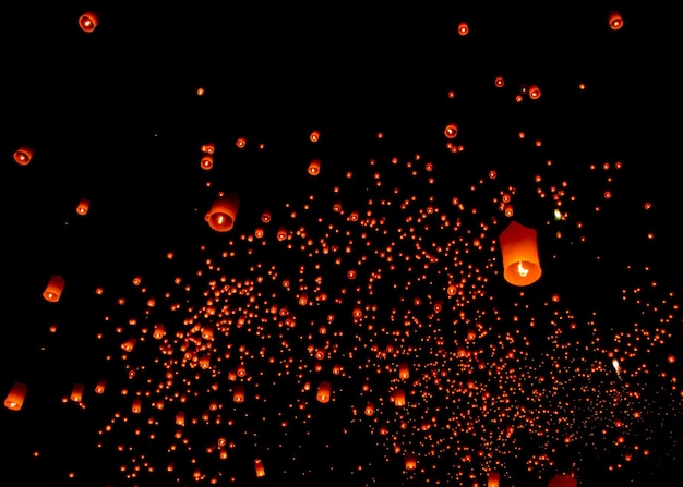 Photo low angle view of illuminated lanterns against sky at night