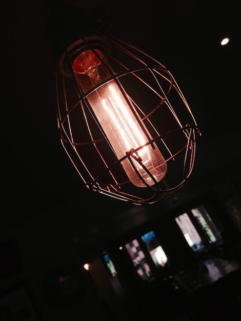 Foto vista a basso angolo di una lampadina illuminata in camera oscura