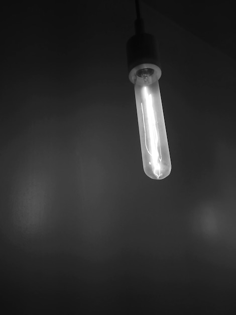 Foto vista ad angolo basso di una lampadina illuminata a casa