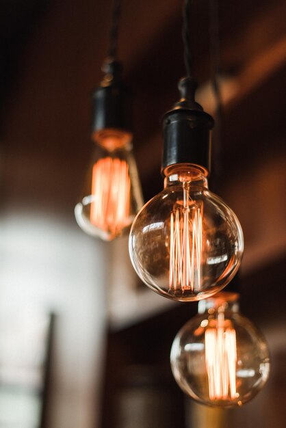 Foto vista ad angolo basso della lampadina illuminata