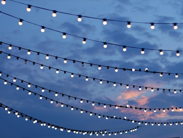 Photo low angle view of illuminated light bulbs on ceiling