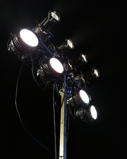 Foto vista a basso angolo di apparecchiature di illuminazione illuminate su sfondo nero